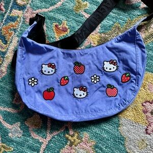 BAGGU Medium Crescent - Hello Kitty